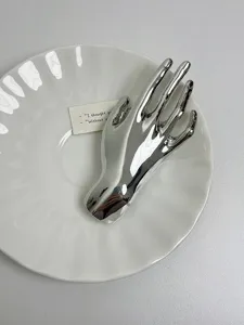 Silbrige metallische Hand Form Brosche Nadel fuer Jacke Schal, stilvolles Accessoire Detail.