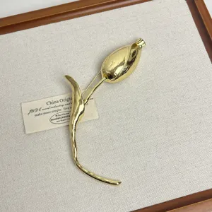 Elegante metallische Tulpenbrosche für Damen, stilvoller goldener Anstecknadel-Schmuck.