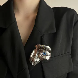 Prachtige abstracte surrealistische gezicht broche met blauw oog en neusring detail voor dames.