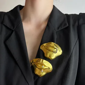 Abstract 3D Lip Brooch Vintage Gold Color Alloy Rhinestone Lip Ring Pin Brooch For Men Women Suit Jacket Accessories Personalized Jewelry Gift