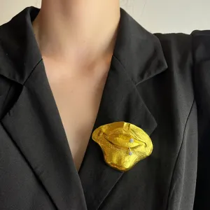 Gold abstract lips brooch retro metal piercing pin statement jewelry for women men