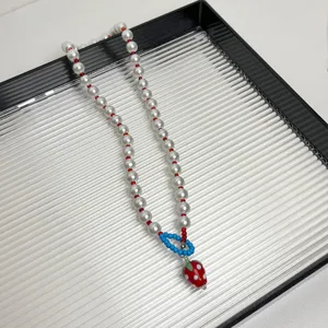 Gedetailleerd overzicht van de schattige aardbeien parelketting met een zoet design.