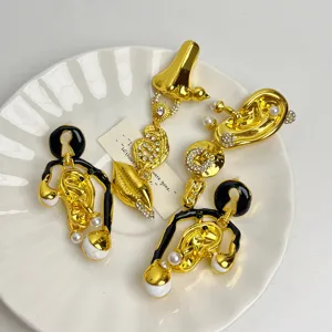Boucles d'oreilles dorées surréalistes vintage artistiques asymétriques pendantes chics
