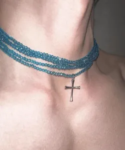 Collier choker multicouche en perles de cristal bleu avec pendentif croix argentée
