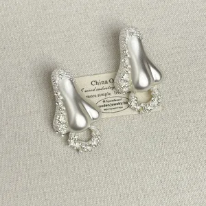 Boucles d'oreilles asymétriques en strass en forme de nez avant-garde unique pour femmes.