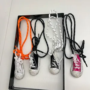 Primer plano del colgante de zapatos de lona con diamantes de imitación, vista detallada.
