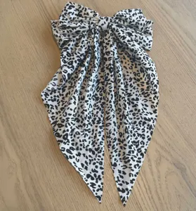Detailansicht der schwarz-weißen Leopardenmuster-Stoffschleife mit langen Bändern.