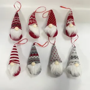Huit suspensions de gnomes de Noël en tricot faits main avec bonnets rouges et gris
