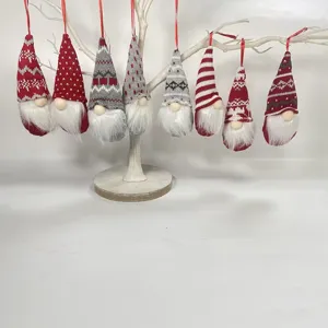 Lot de 8 ornements de gnomes de Noël tricotés suspendus à un arbre décoratif blanc