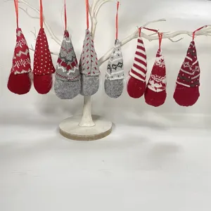 Lot de huit gnomes de Noël tricotés suspendus sur un support en forme d'arbre détail
