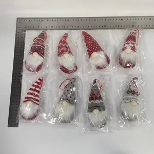 Vue détaillée de huit décorations de nains de Noël en tricot avec échelle de mesure