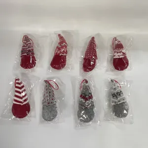 Lot de huit ornements de gnomes de Noël tricotés en sacs plastiques individuels.
