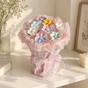 Detailopname van handgemaakt keramisch bloemboeket met roze kanten omhulsel
