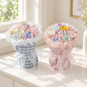 Detailweergave van twee handgemaakte keramische bloemboeketten in pastelkleuren.