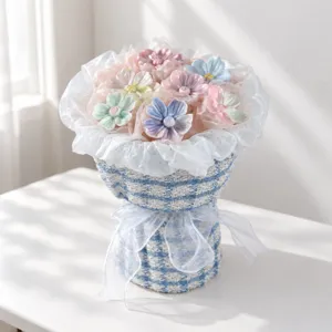 Gedetailleerd overzicht van handgemaakt Jingdezhen keramisch bloemboeket in pastel