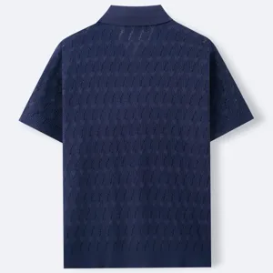Vista posteriore di una polo in maglia blu scuro con elaborato motivo jacquard