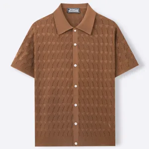 Vista dettagliata della trama in maglia jacquard marrone di questa polo estiva uomo