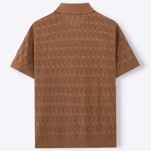 Vista posteriore di una polo da uomo in maglia marrone con motivo jacquard a foglie