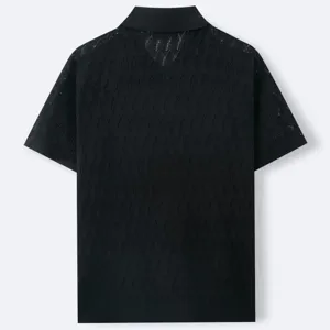 Vista posteriore dettagliata di una polo da uomo in maglia nera con motivo jacquard