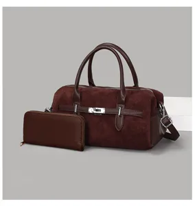 Sac Boston en daim vintage avec boucle de ceinture et portefeuille assorti