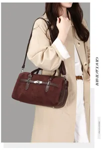 Sac Boston en daim marron vintage avec sangle à boucle décorative