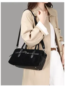 Sac à main Boston élégant en daim noir avec boucles de ceinture pour un style de bureau.