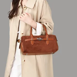 Sac Boston en daim marron rétro avec boucle en métal pour les déplacements des femmes.