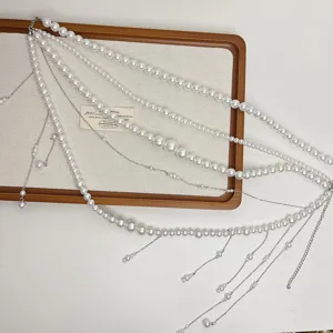 Nahaufnahme der mehrlagigen Perlen-Taillenkette mit feinen Perlen und stilvollen Quasten.
