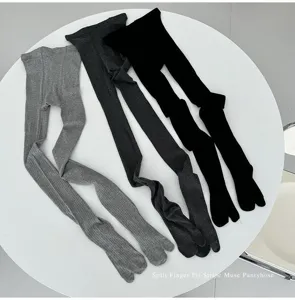 Vue détaillée de collants à orteils séparés côtelés en gris, gris foncé et noir pour femmes.