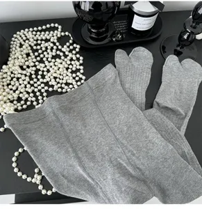 Détail collant côtelé gris à orteils séparés, texture tricot douce, vêtement élégant pour femmes.