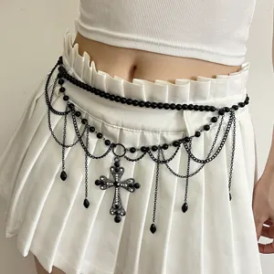Gros plan détail de chaîne de taille perle glands croix noire vintage, accessoire strass.