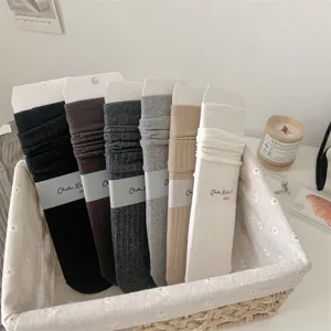 Gros plan de détails sur des chaussettes côtelées multicolores rangées dans un panier.