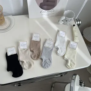 Gros plan sur des chaussettes invisibles côtelées et respirantes aux coloris d'été.