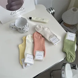 Vue détaillée de chaussettes invisibles côtelées colorées pour femmes, en coton respirant.