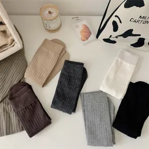 Chaussettes mi-mollet en coton côtelé pour femmes début automne, bas unis confortables et doux.