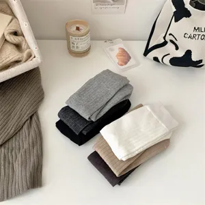 Chaussettes mi-hautes côtelées confortables pour femmes, texture coton douce, automne essentiel.