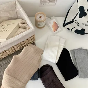 Chaussettes mi-hautes côtelées pour femmes, coton doux confort quotidien unies élégantes.