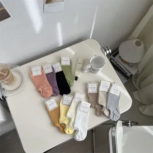 Détail de chaussettes en coton côtelé coloré avec texture respirante et teintes printanières.