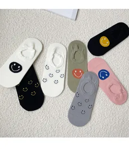Chaussettes invisibles en coton pour femmes avec motifs souriants colorés et doux.