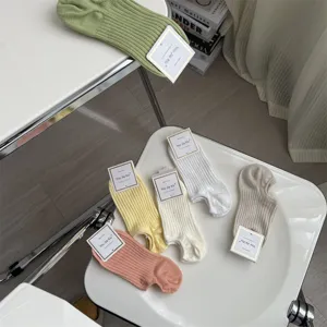 Chaussettes invisibles courtes unies côtelées d'été pour femmes, chaussettes en coton respirantes.