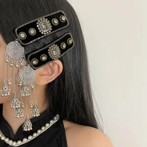 Detaillierte Nahaufnahme der chinesischen ethnischen schwarzen Samt Strass Quaste Haarklammer.