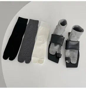 Minimalistikes kaltses tabi me chorismena daktyla se mavro, gkri, lefko gia stylata papoutsia.