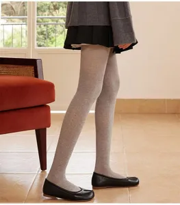 Vue détaillée de collants gris côtelés à orteils séparés pour femme, doux et élégants.