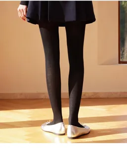 Gros plan detail collants noirs côtelés femme, texture tissu élastique printemps automne.