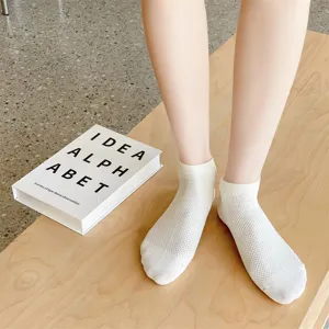 Vista detallada de calcetines de verano de malla blanca transpirable para mujer, diseño ligero y cómodo.