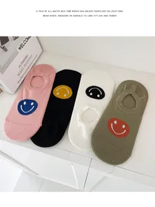 Chaussettes invisibles en coton doux pour femmes avec joli motif de visage souriant tricoté.