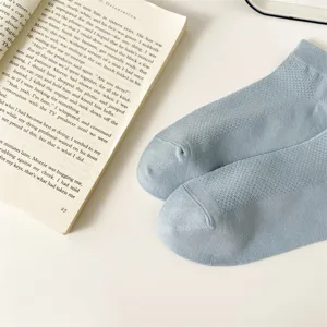 Vista detallada calcetines cortos mujer verano finos transpirables azul claro mesh algodón