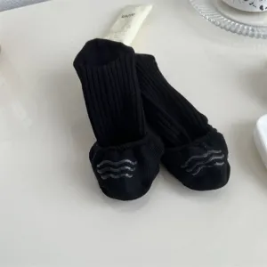 Détail de socquettes noires côtelées, chaussettes invisibles en coton respirant à motif ondulé.