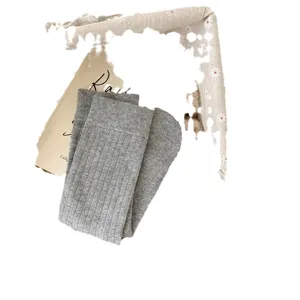 Chaussettes mi-mollet pour femmes en coton côtelé gris, douces et confortables pour l'automne.