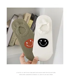 Chaussettes invisibles confortables en coton peigné avec design de visage souriant pour femmes.